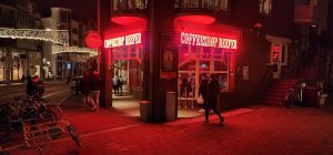 coffeeshop-reefer-amsterdam-entrance-night