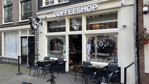 coffeeshop-the-plug-3-amsterdam-entrance-day
