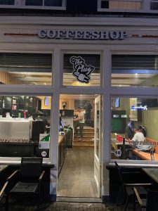 coffeeshop-the-plug-3-amsterdam-entrance-night