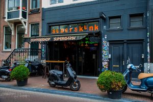 superskunk-coffeeshop-amsterdam-entrance-day