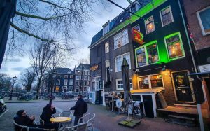 the-bushdocter-coffeshop-amsterdam-entrance-day