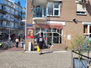 coffeeshop-reefer-amsterdam-entrance-day
